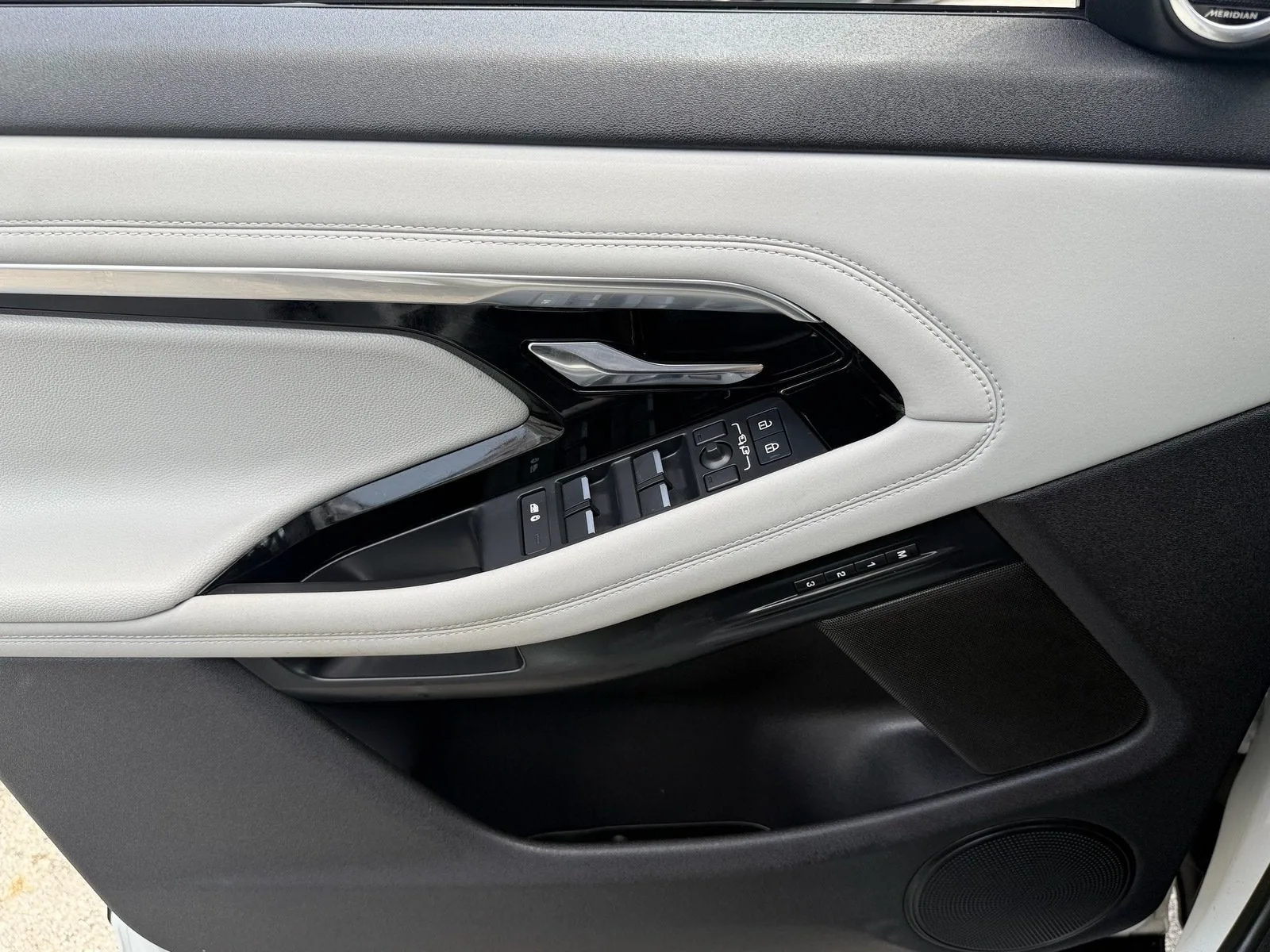2023 Land Rover Range Rover Evoque R-Dynamic SE photo 34