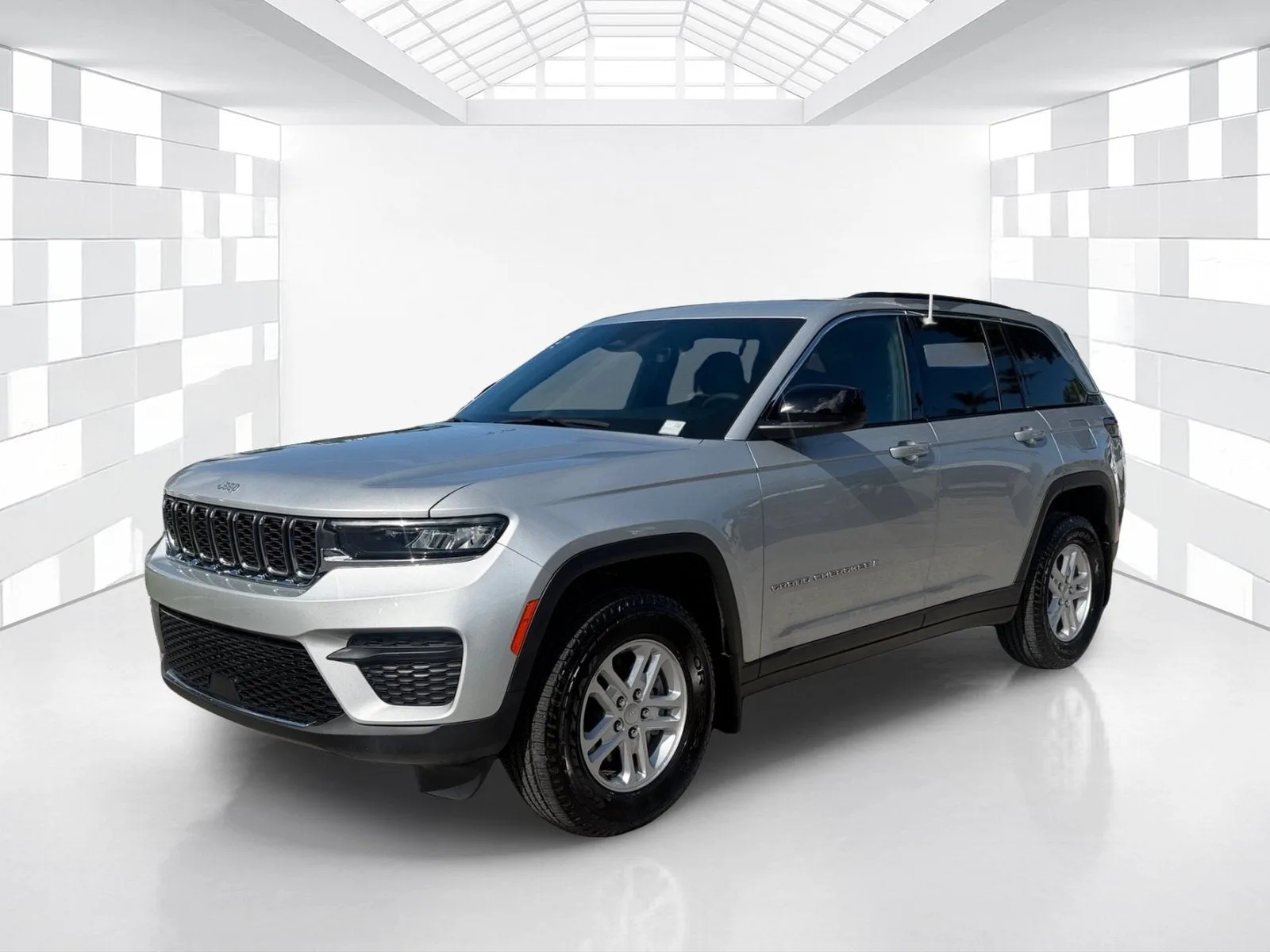 2025 Jeep Grand Cherokee Laredo photo 3