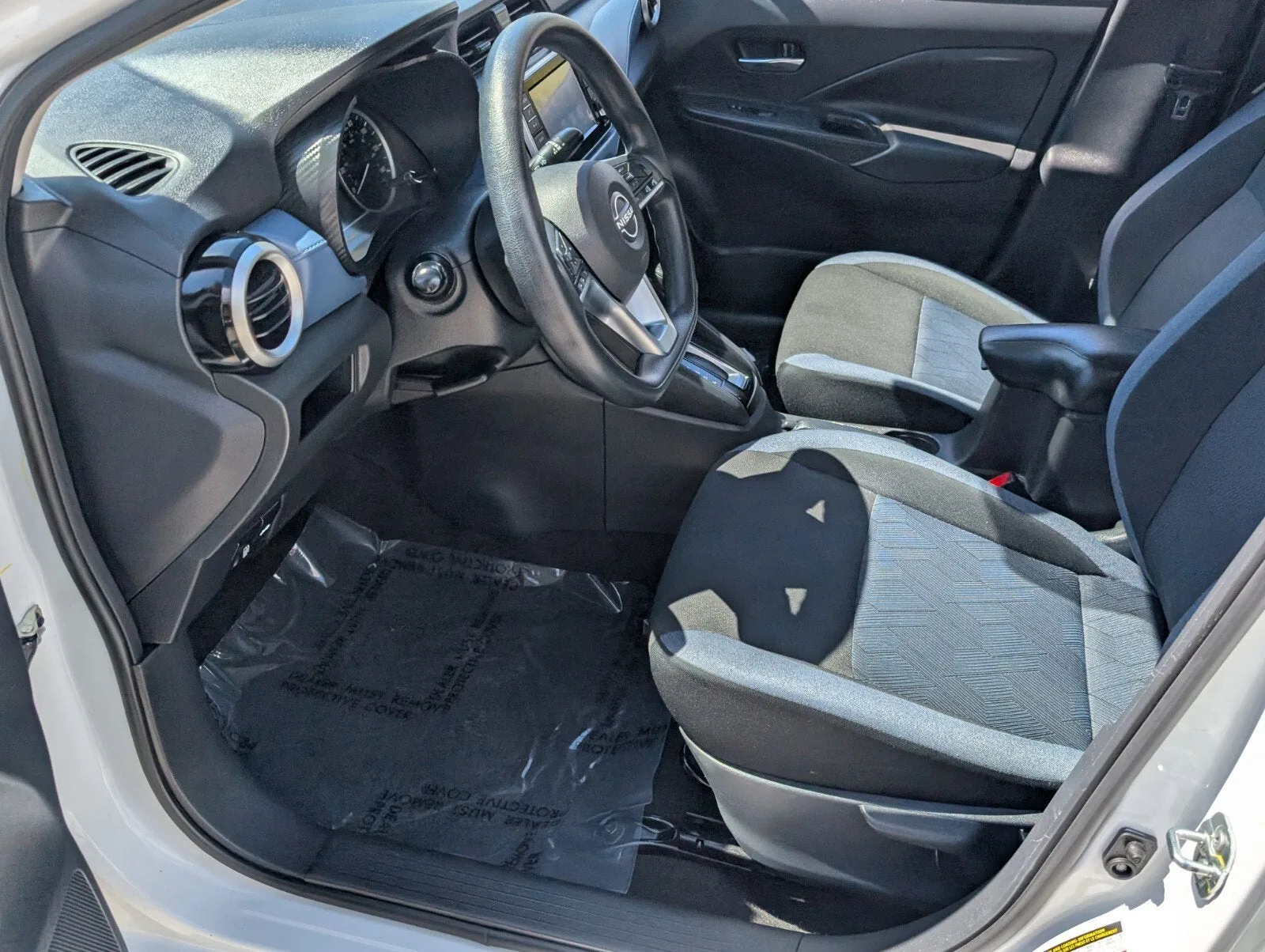 2025 Nissan Versa SV photo 10