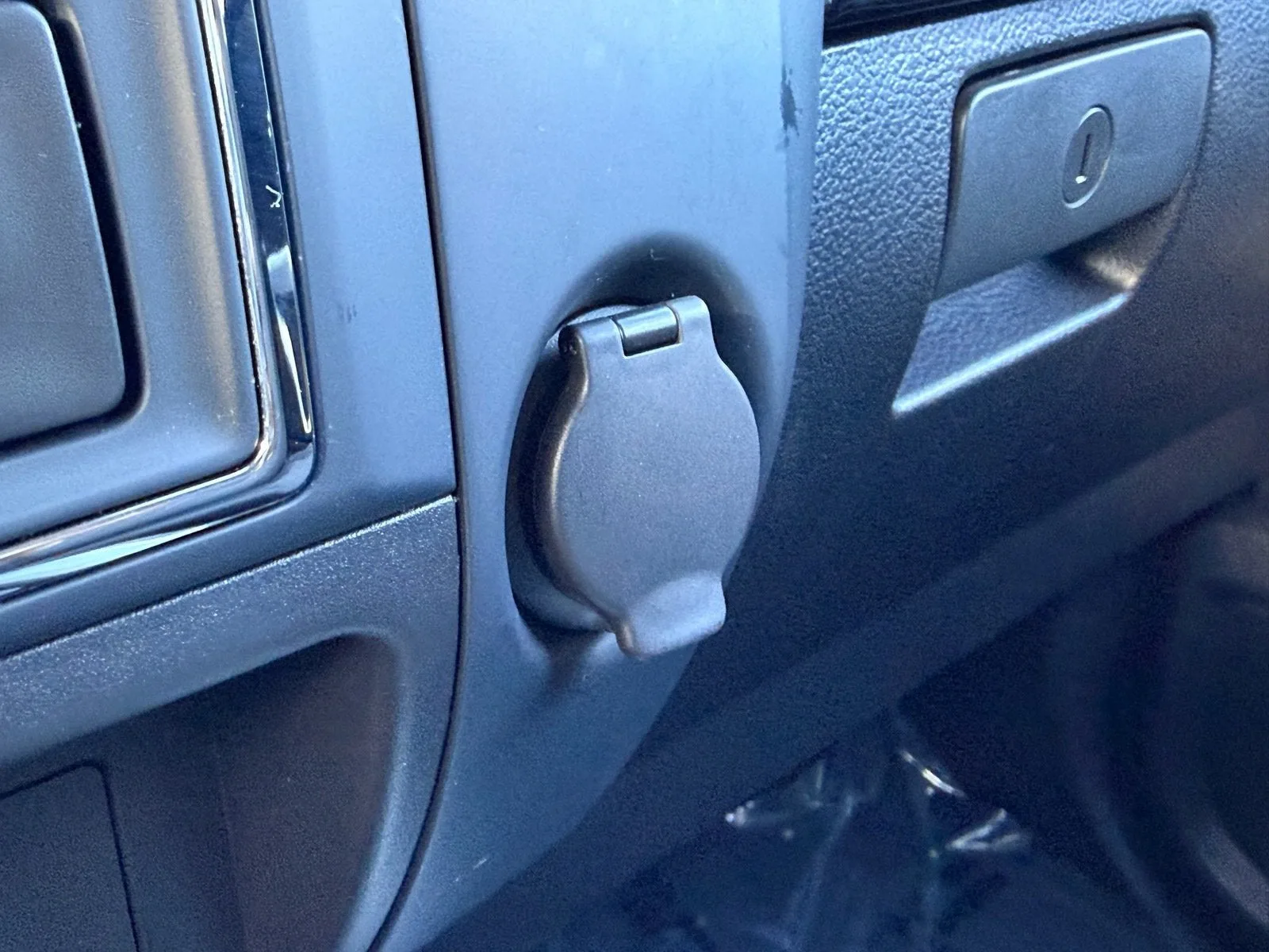 2024 Nissan Titan XD Crew Cab SV photo 28