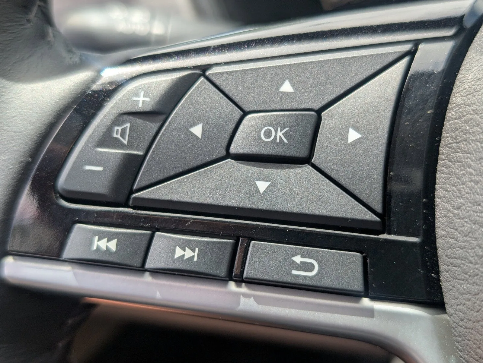 2025 Nissan Altima SL photo 28