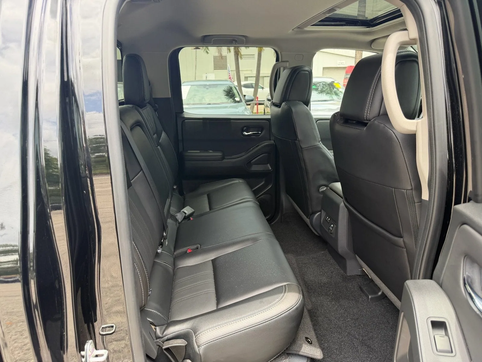 2024 Nissan Frontier Crew Cab SL photo 16