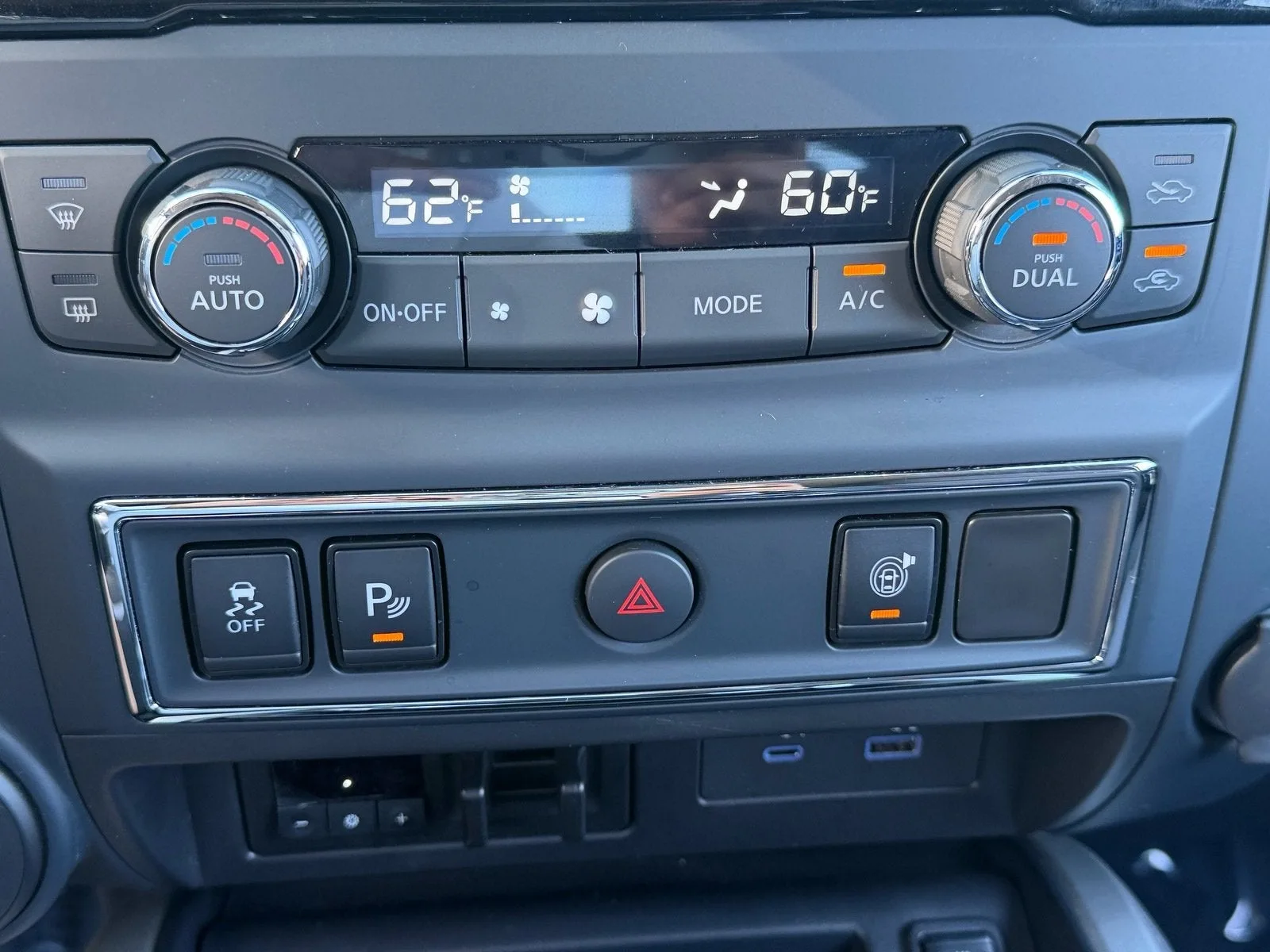 2024 Nissan Titan XD Crew Cab SV photo 26
