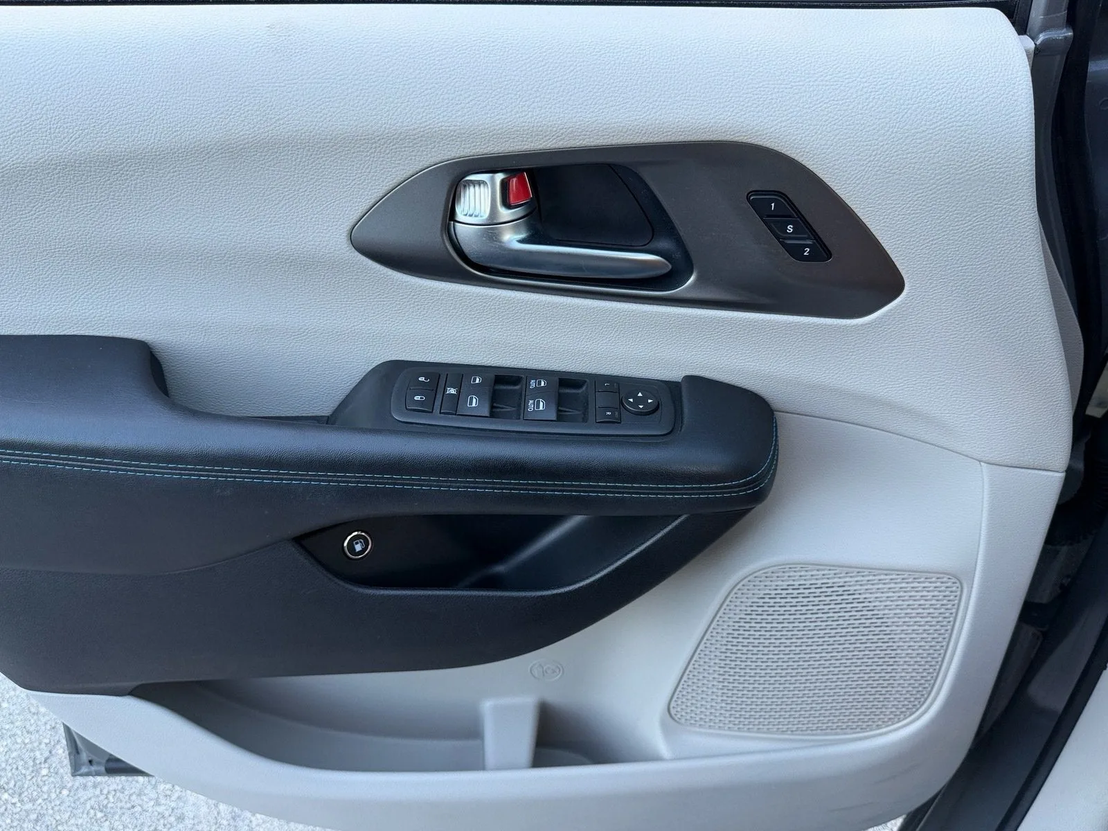 2021 Chrysler Pacifica Hybrid Touring L photo 37