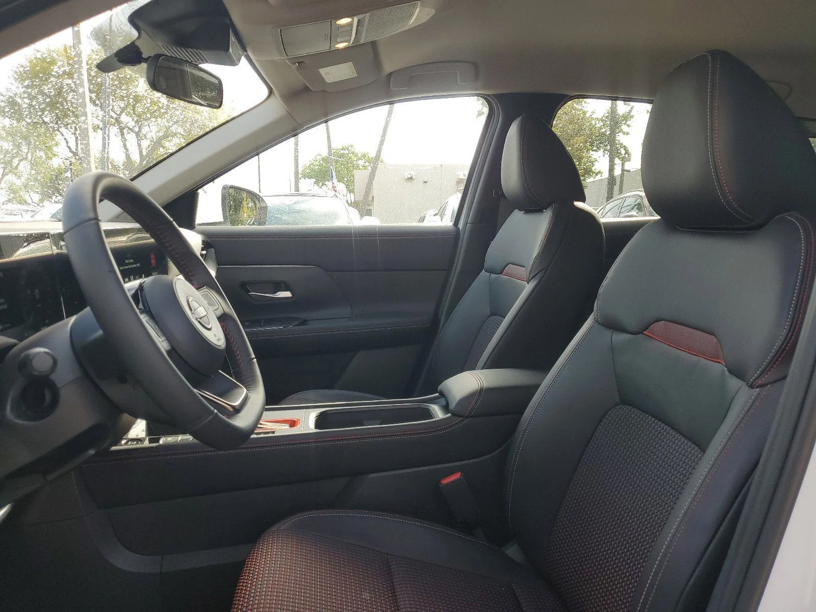 2025 Nissan Kicks SR photo 9