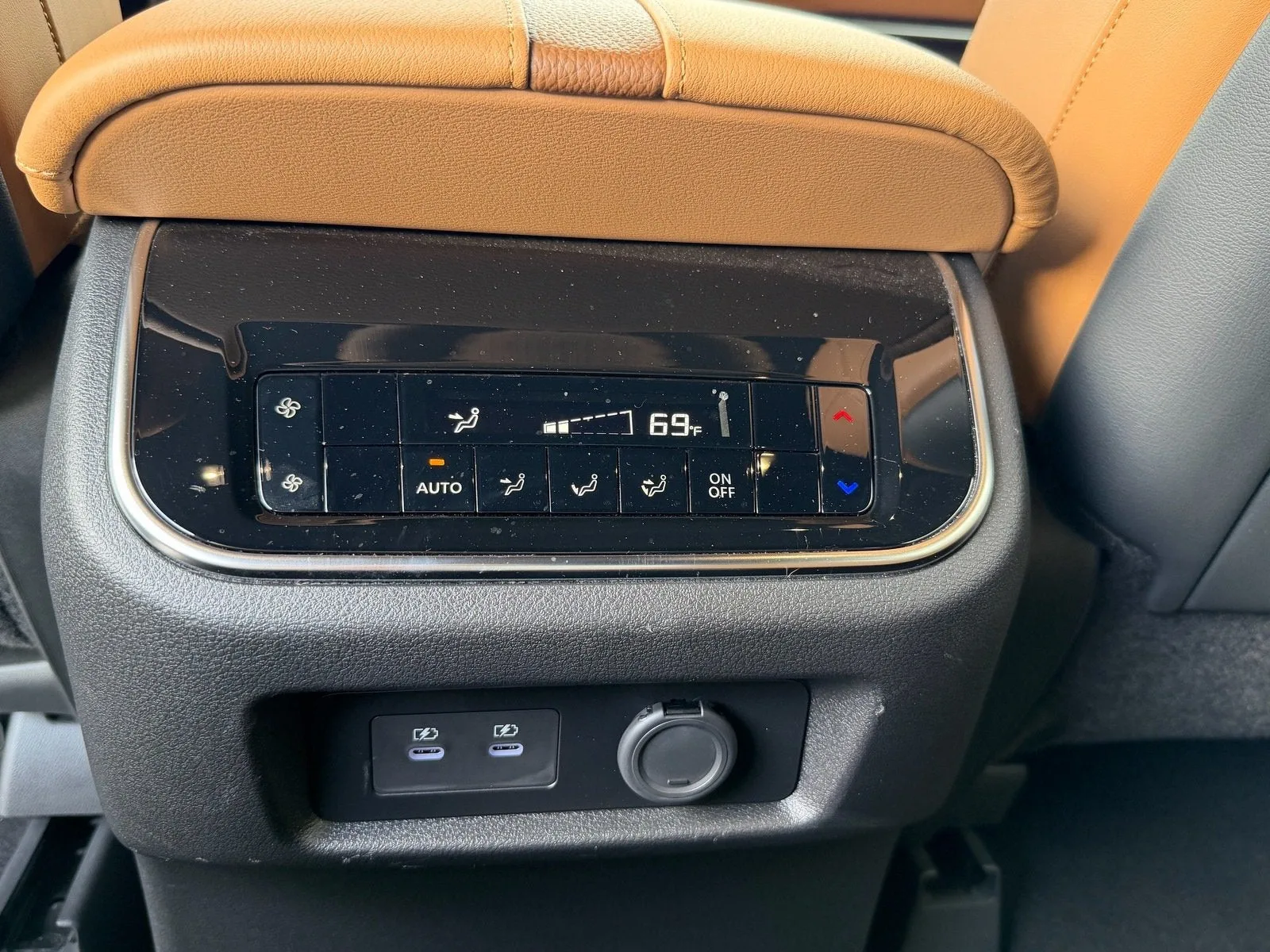2025 Nissan Armada SL photo 14
