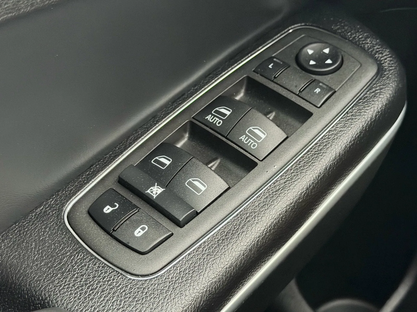 2022 Chrysler 300 Touring photo 25