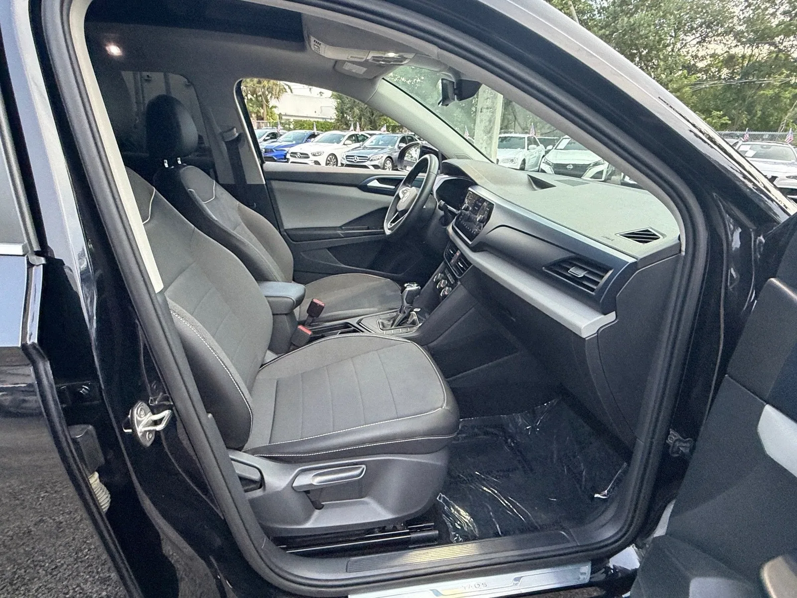 2023 Volkswagen Taos SE photo 17