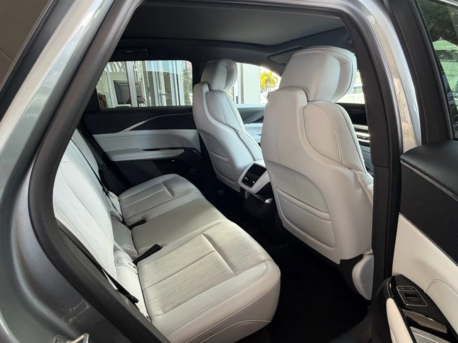 2024 Cadillac LYRIQ Luxury photo 14