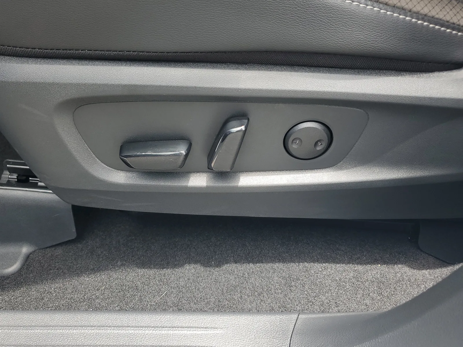 2025 Nissan Pathfinder SL photo 12