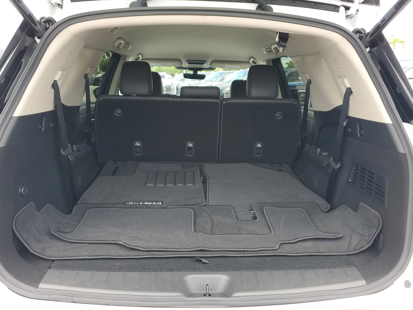 2025 Nissan Pathfinder SL photo 16