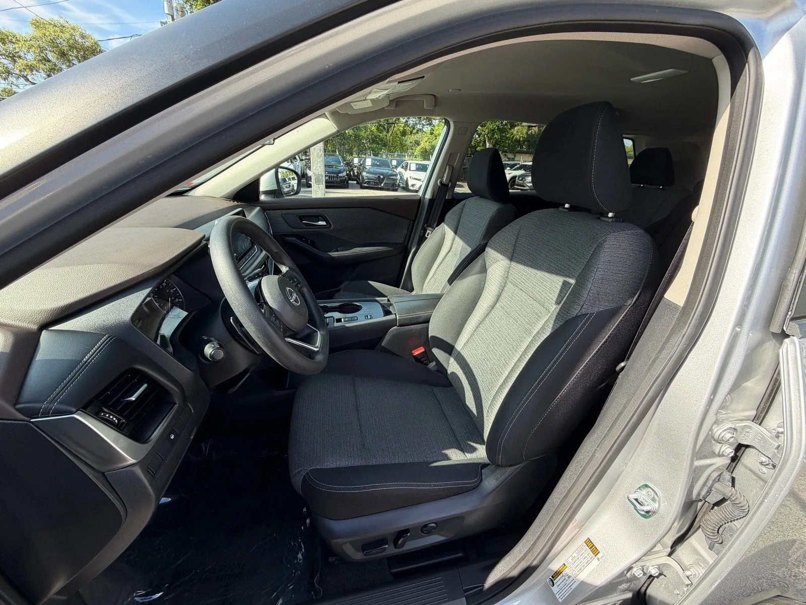 2022 Nissan Rogue SV photo 12