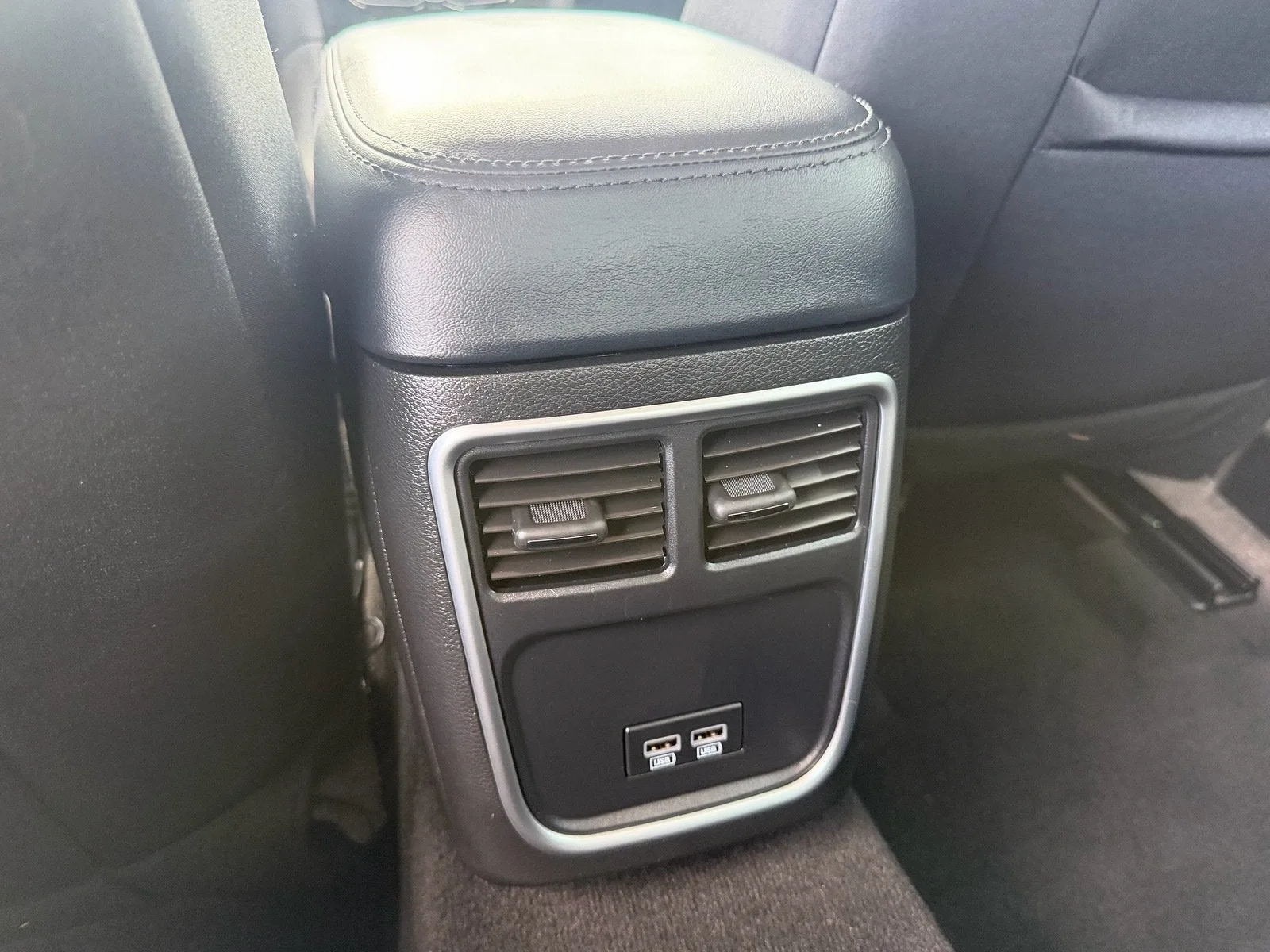 2023 Chrysler 300 Touring photo 12