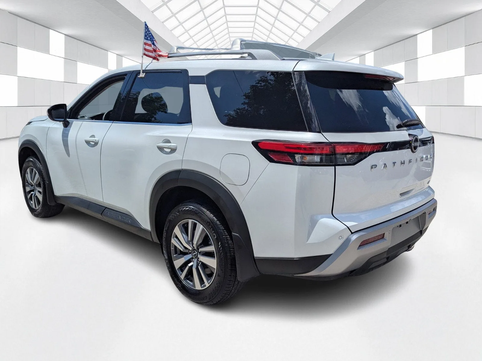 2025 Nissan Pathfinder SL photo 3