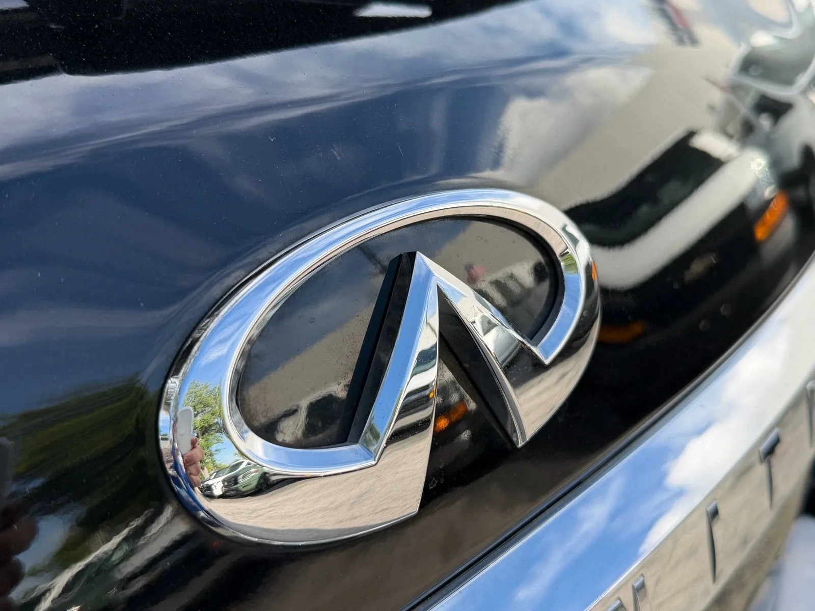 2021 INFINITI QX80 LUXE photo 9