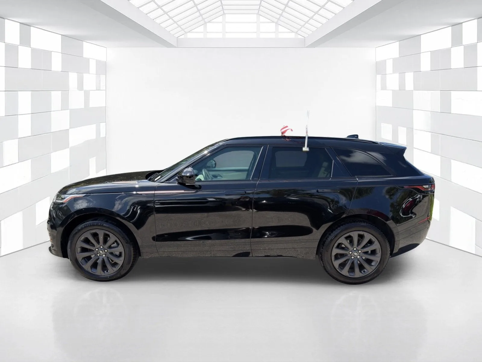 2022 Land Rover Range Rover Velar R-Dynamic S photo 4