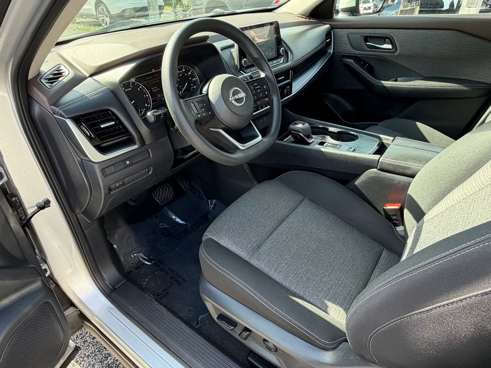 2022 Nissan Rogue SV photo 13