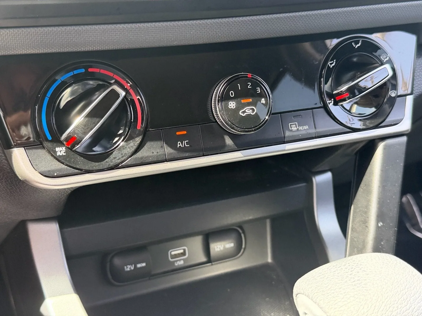 2022 Kia Seltos LX photo 24