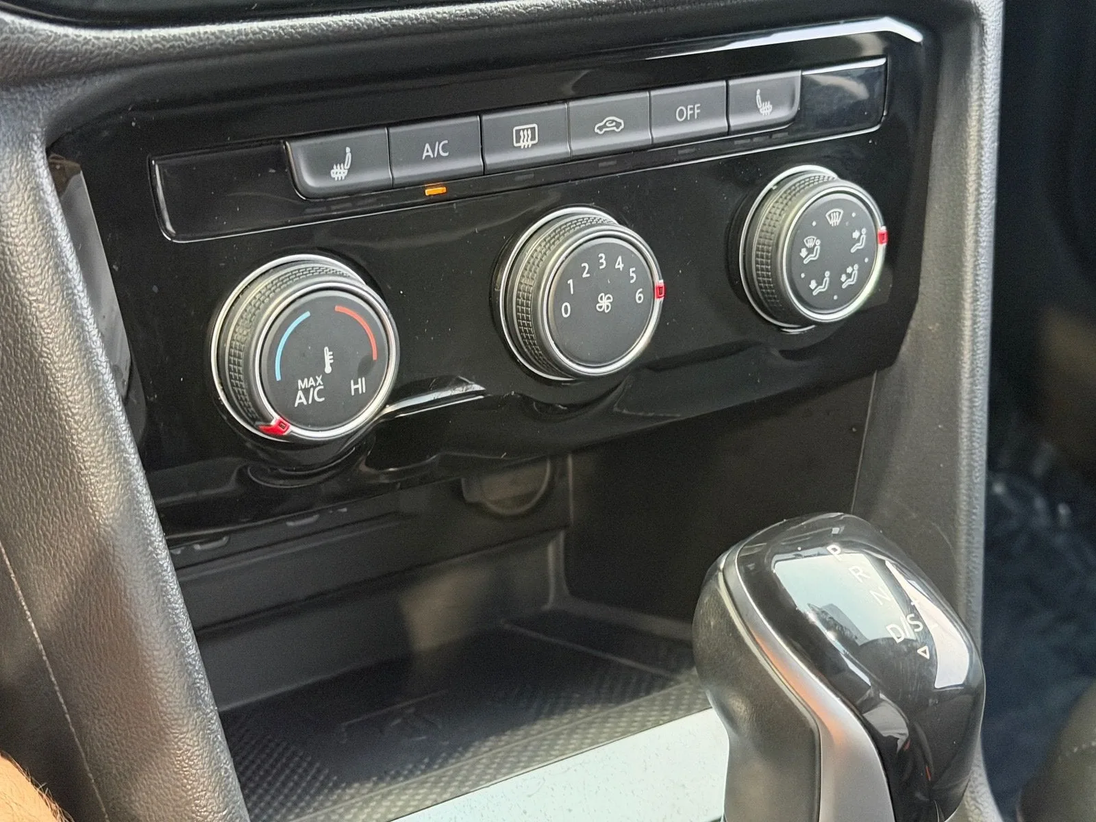 2023 Volkswagen Taos SE photo 26