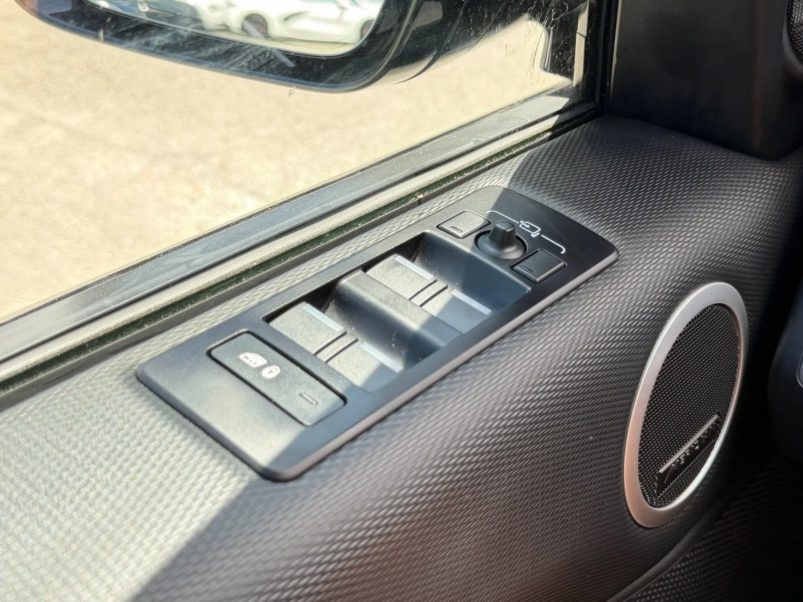 2024 Land Rover Discovery Dynamic SE photo 28