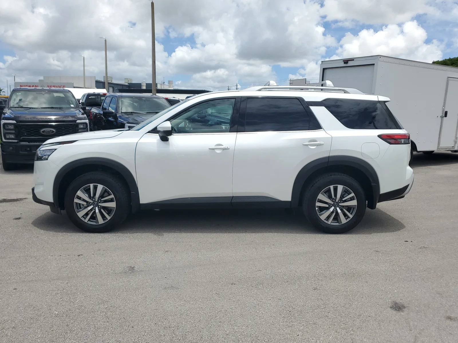 2025 Nissan Pathfinder SL photo 8