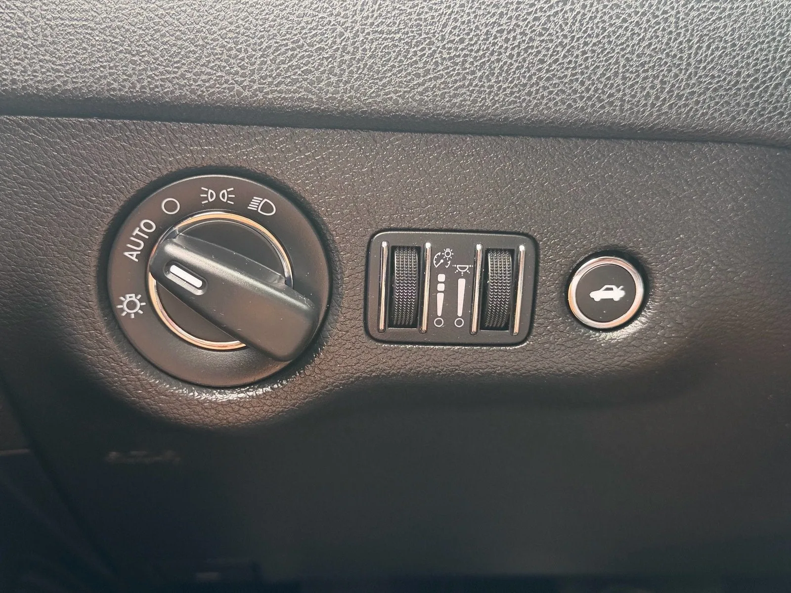 2023 Chrysler 300 Touring photo 32