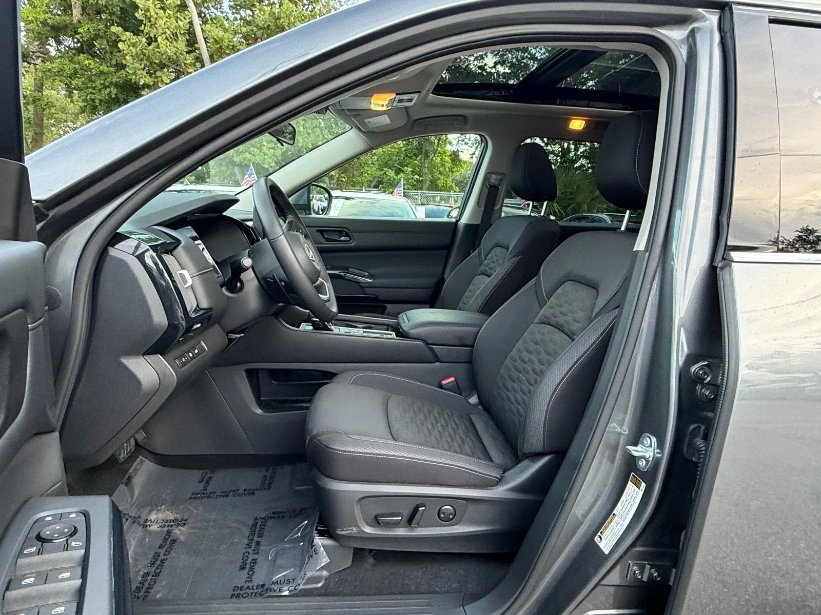 2025 Nissan Pathfinder SV photo 9