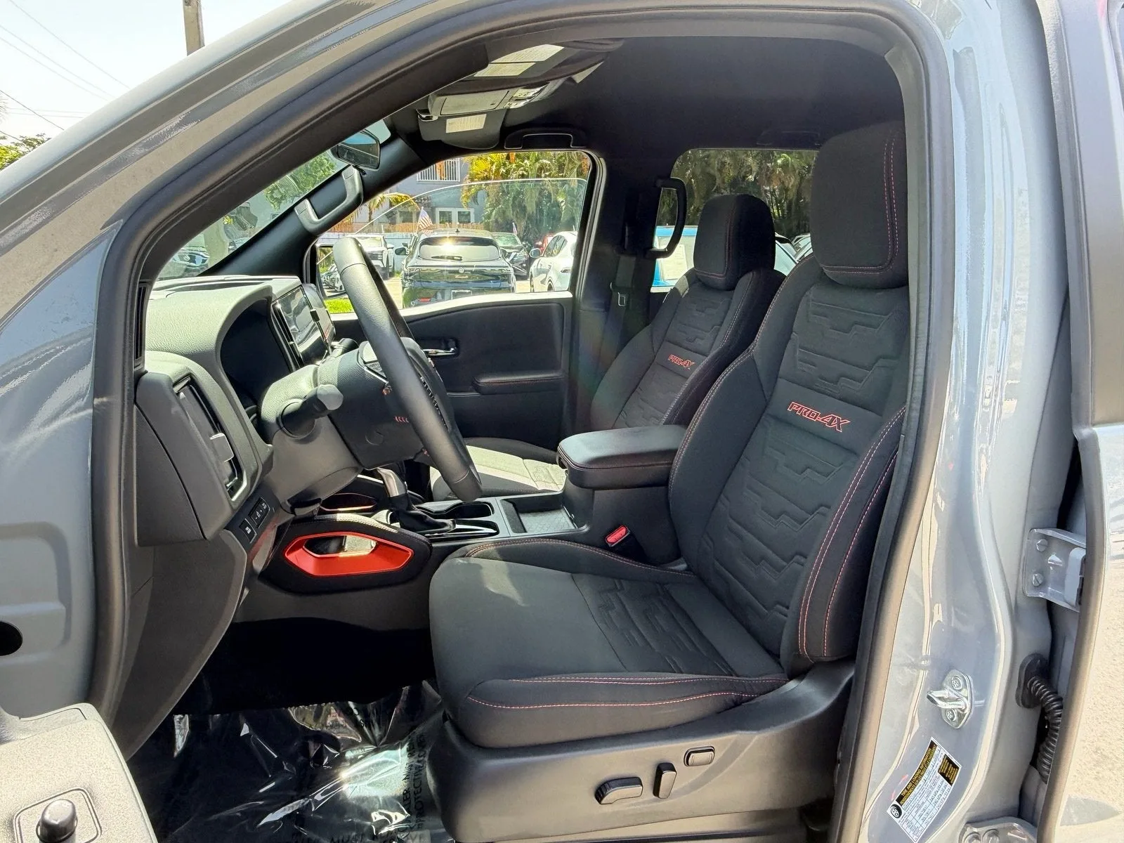 2025 Nissan Frontier Crew Cab PRO-4X® photo 8