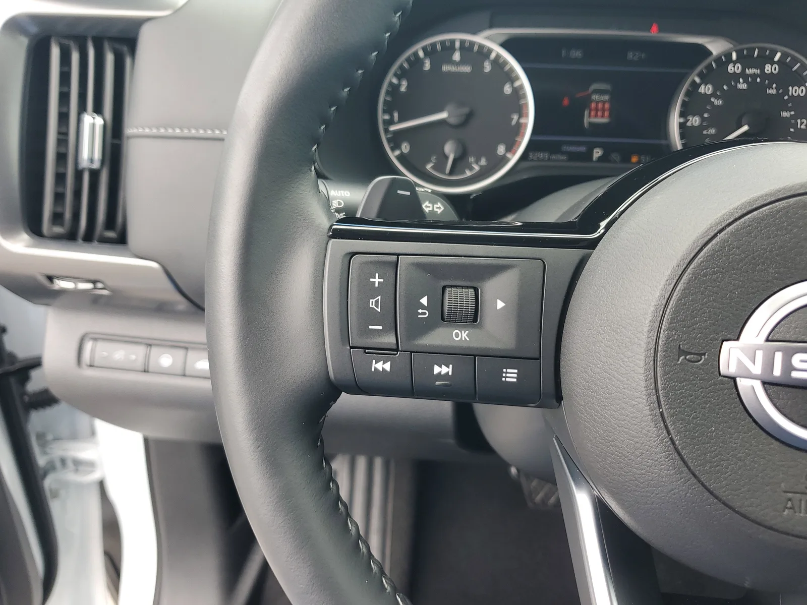 2025 Nissan Pathfinder SL photo 23
