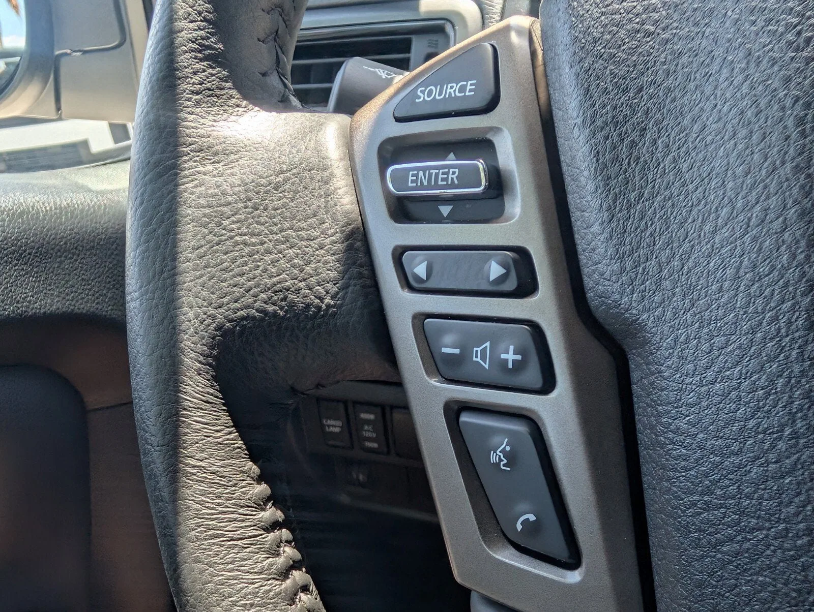 2024 Nissan Titan Crew Cab SV photo 29