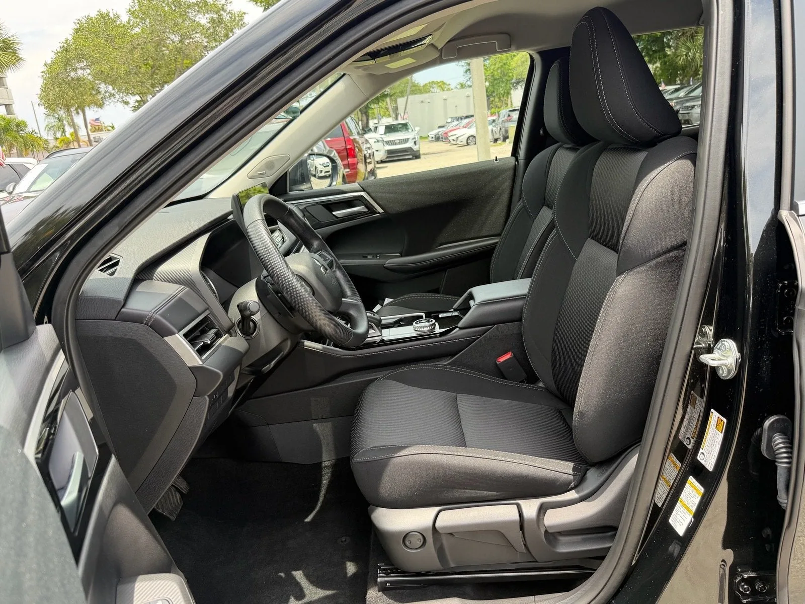 2025 Mitsubishi Outlander ES photo 11