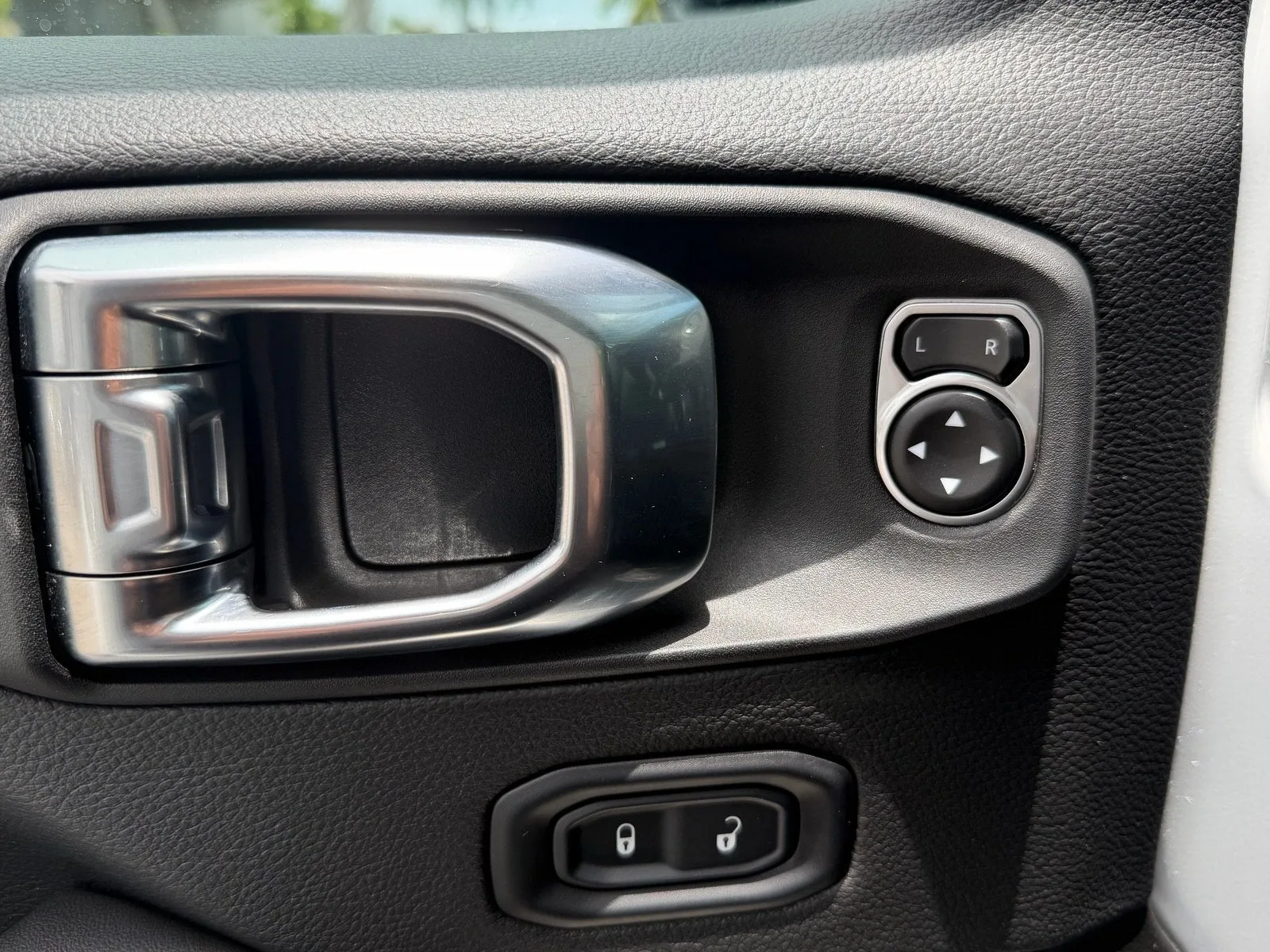 2025 Jeep Wrangler Sahara photo 23
