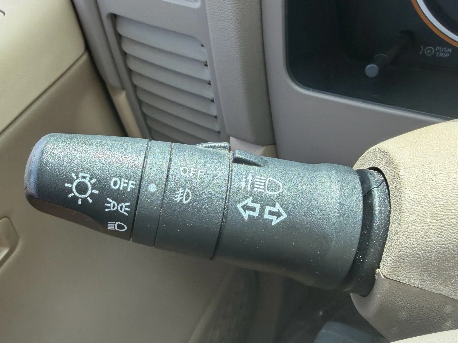 2011 Nissan Titan SV photo 28