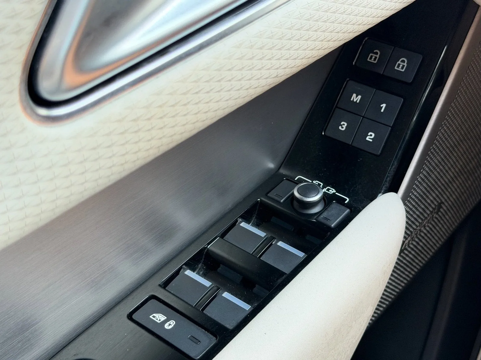 2022 Land Rover Range Rover Velar R-Dynamic S photo 29