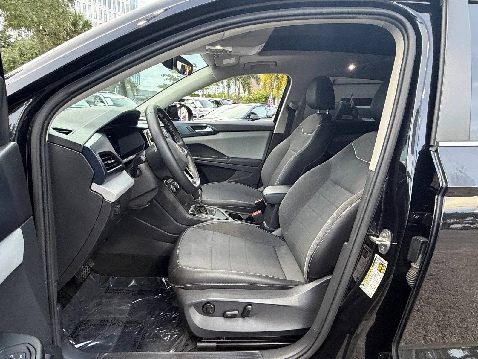 2023 Volkswagen Taos SE photo 9