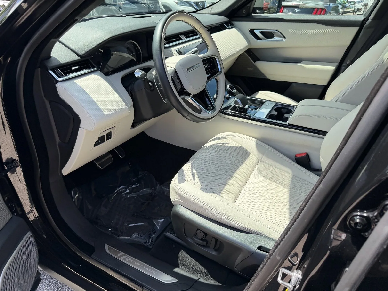 2022 Land Rover Range Rover Velar R-Dynamic S photo 11