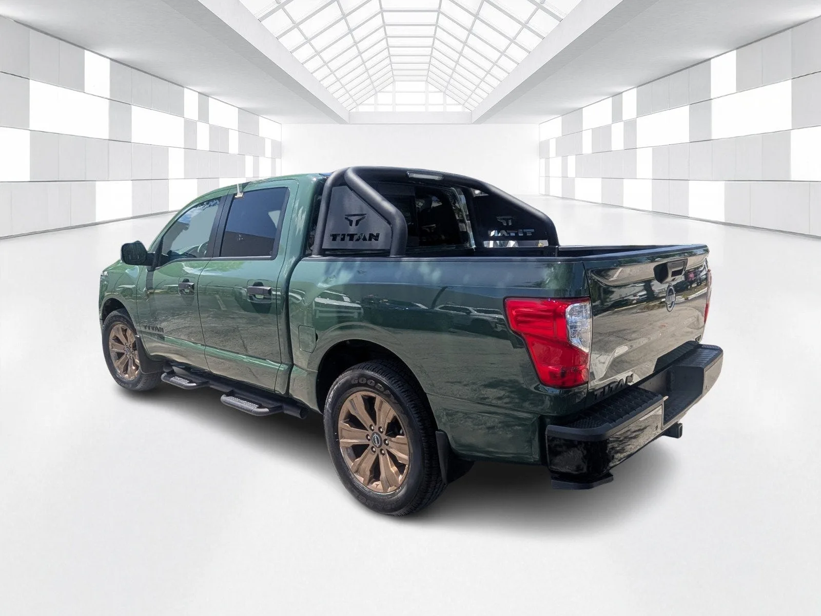 2024 Nissan Titan Crew Cab SV photo 5