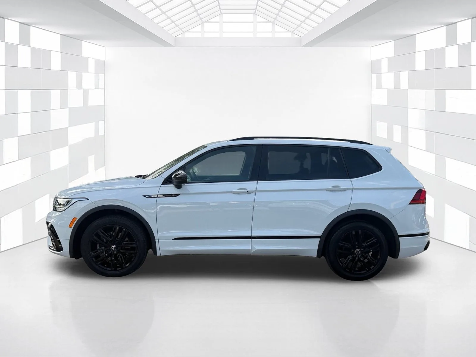 2022 Volkswagen Tiguan SE R-Line Black photo 4