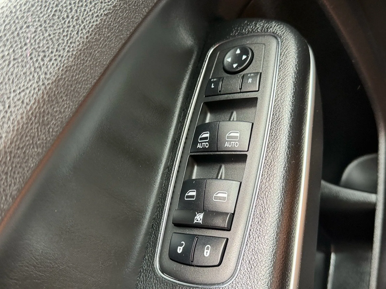 2023 Chrysler 300 Touring photo 34