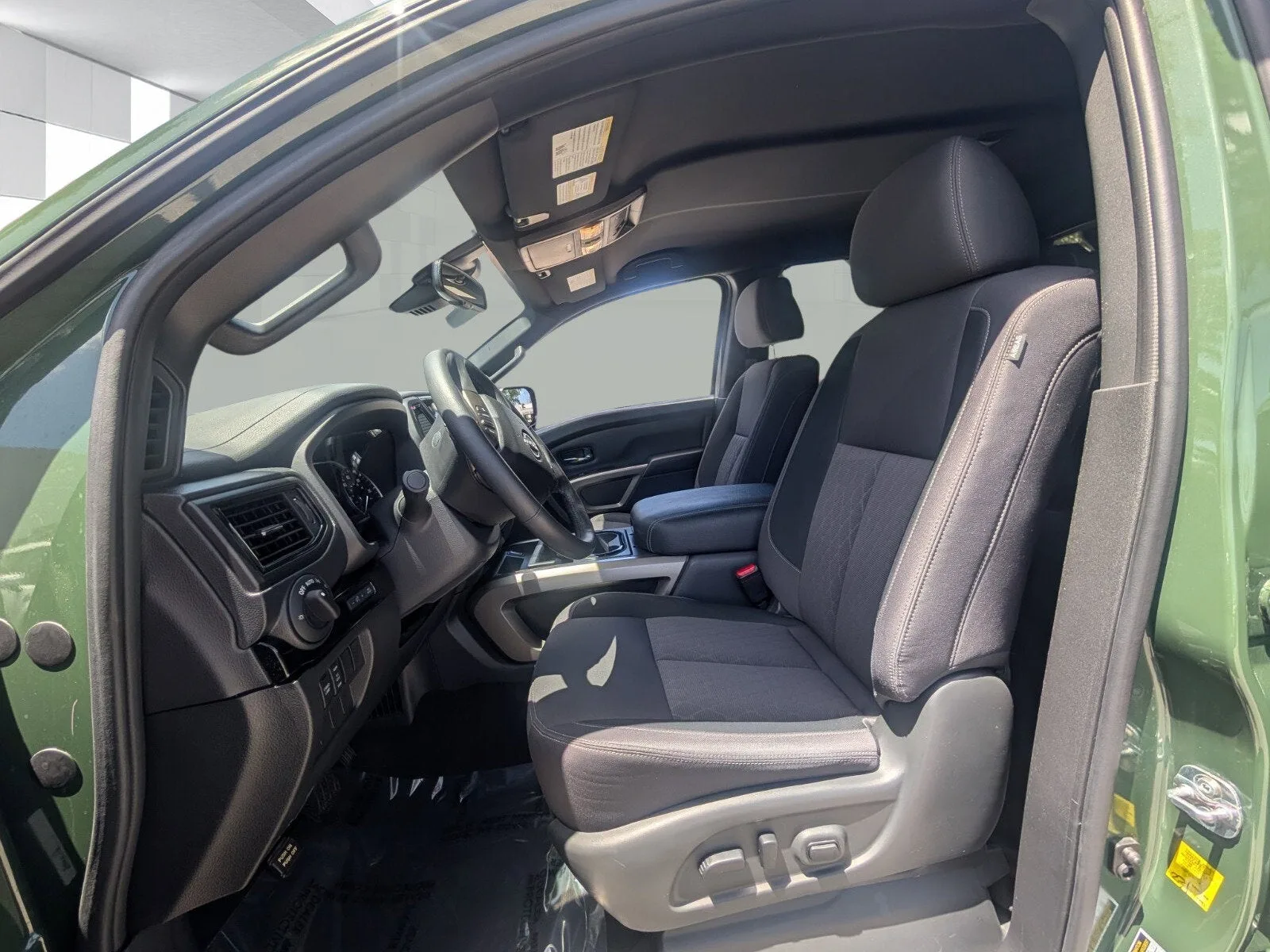 2024 Nissan Titan Crew Cab SV photo 8