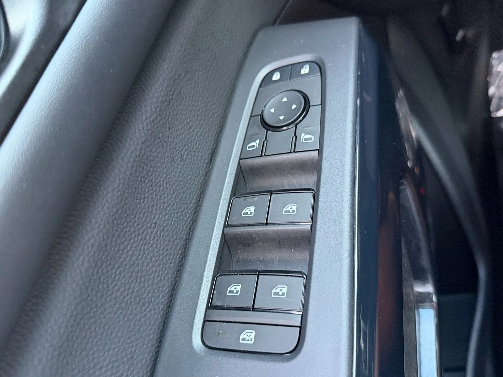 2025 Nissan Pathfinder SV photo 36