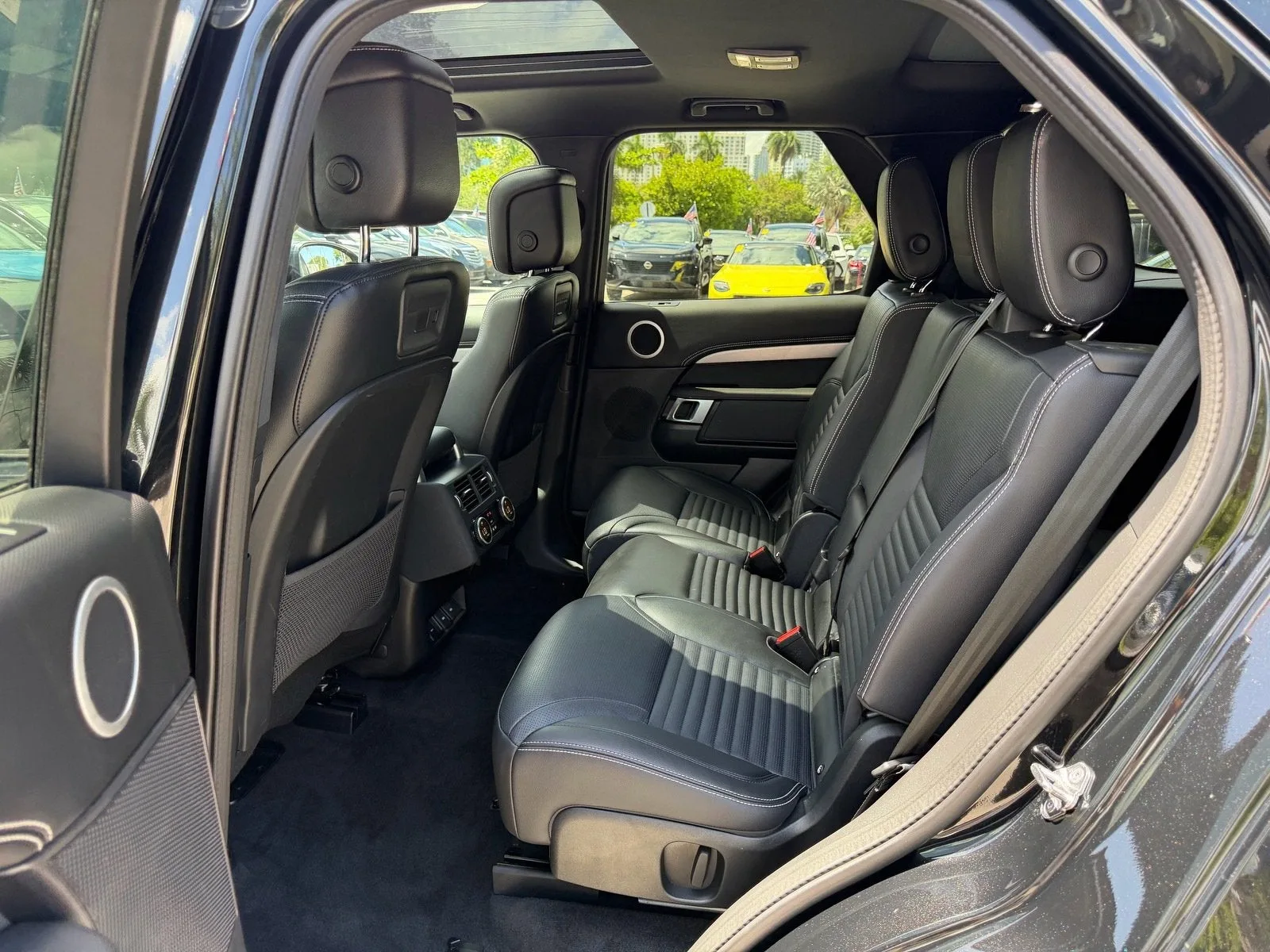 2024 Land Rover Discovery Dynamic SE photo 13