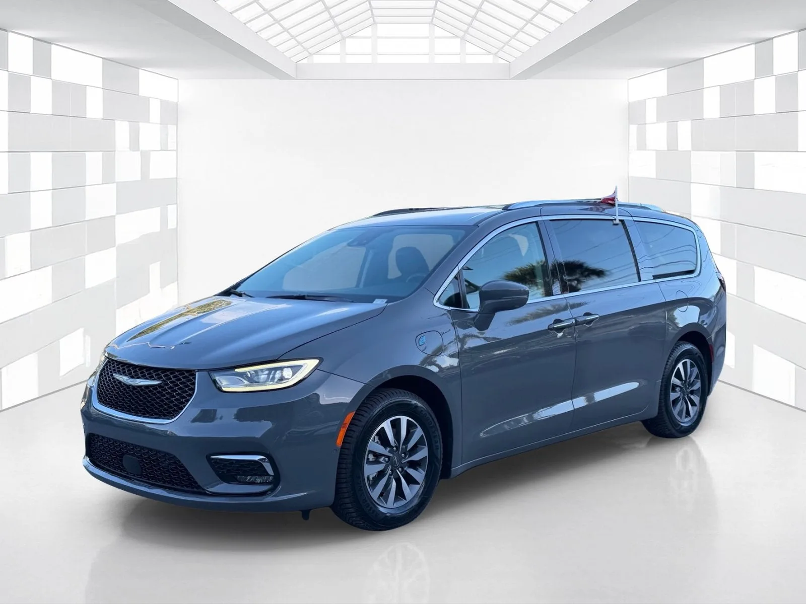 2021 Chrysler Pacifica Hybrid Touring L photo 3