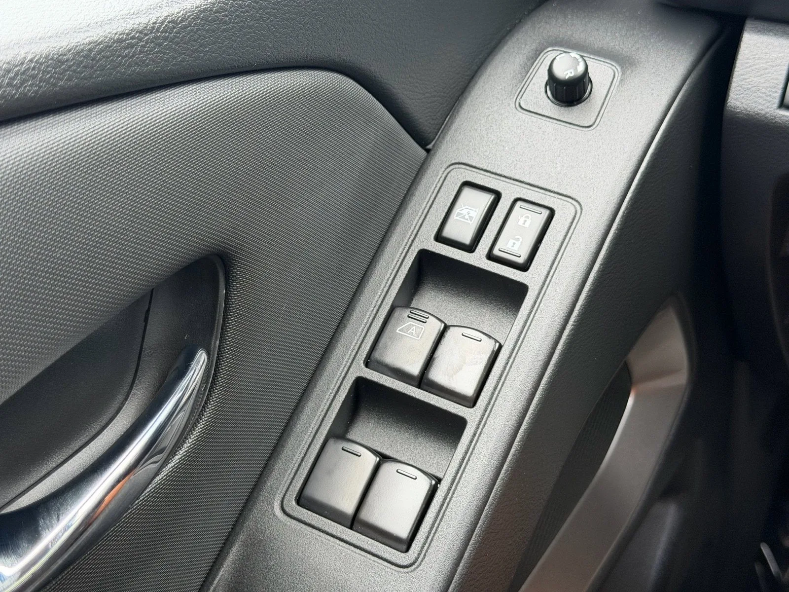 2024 Nissan Frontier Crew Cab SL photo 26