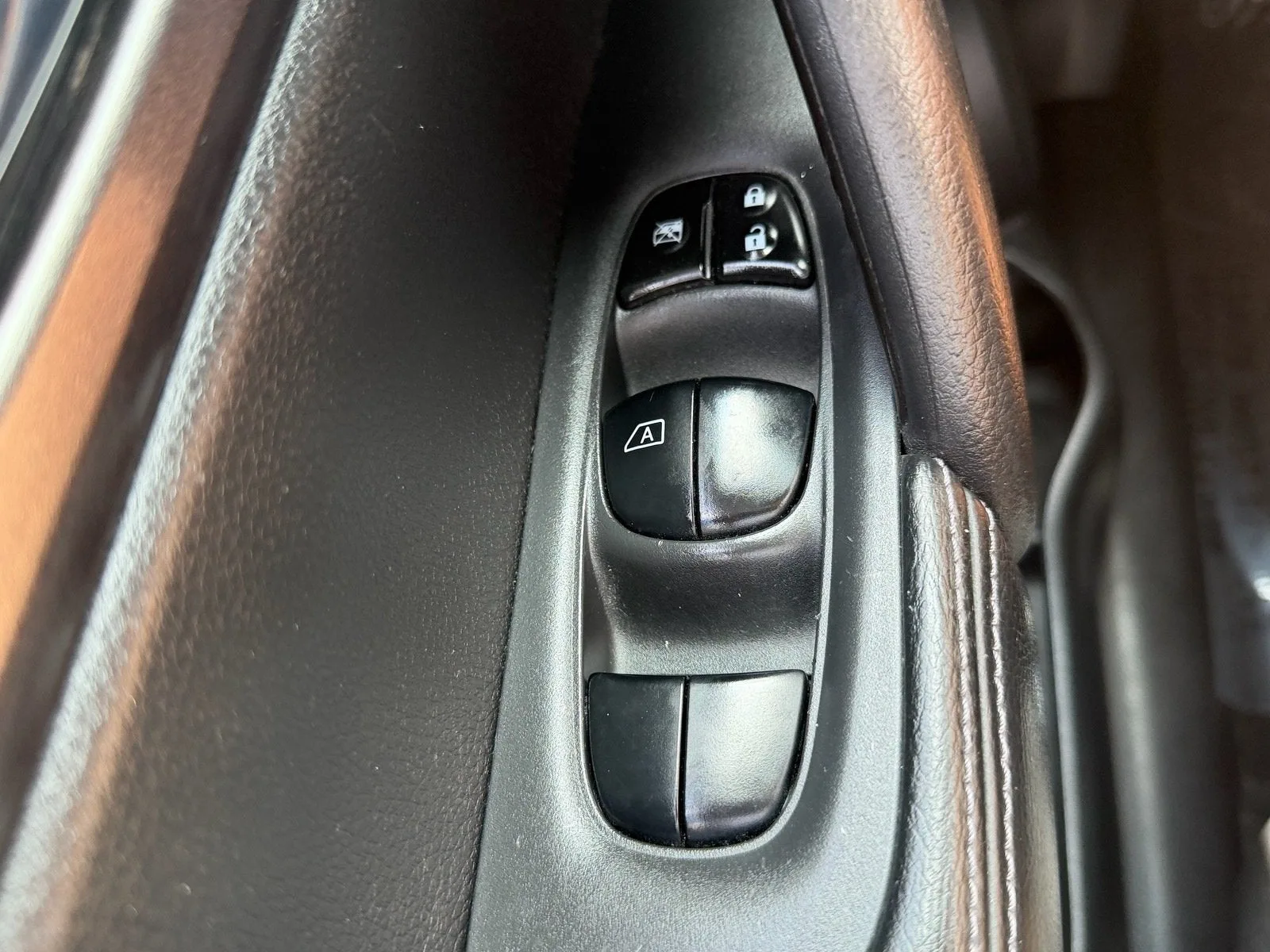 2016 Nissan Rogue S photo 32