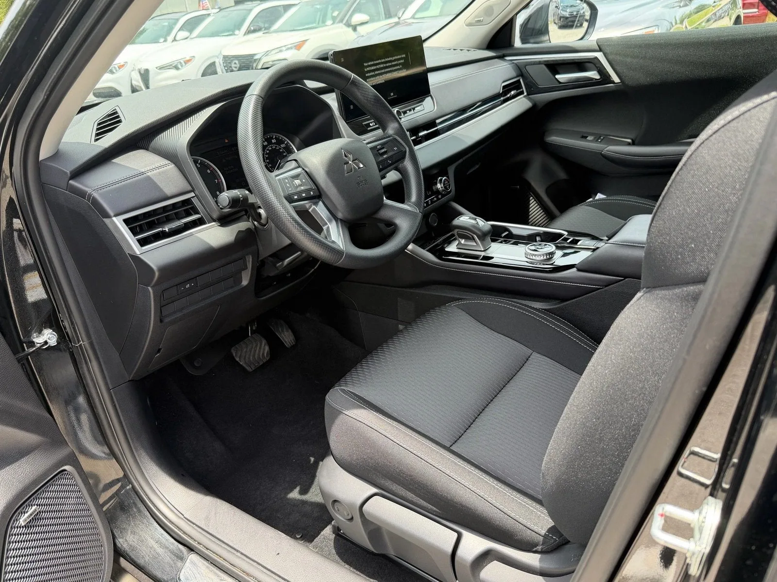 2025 Mitsubishi Outlander ES photo 12