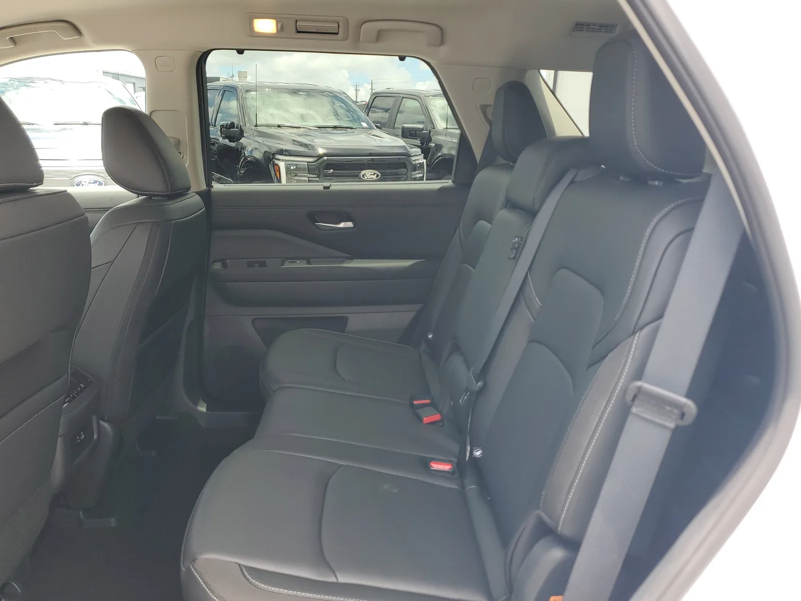 2025 Nissan Pathfinder SL photo 13