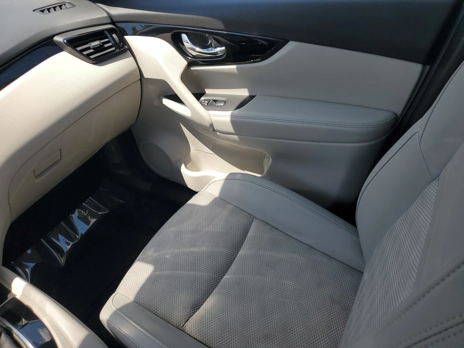 2022 Nissan Rogue Sport SV photo 11