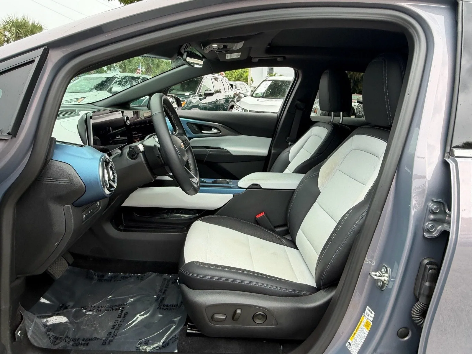 2025 Chevrolet Equinox EV LT photo 9