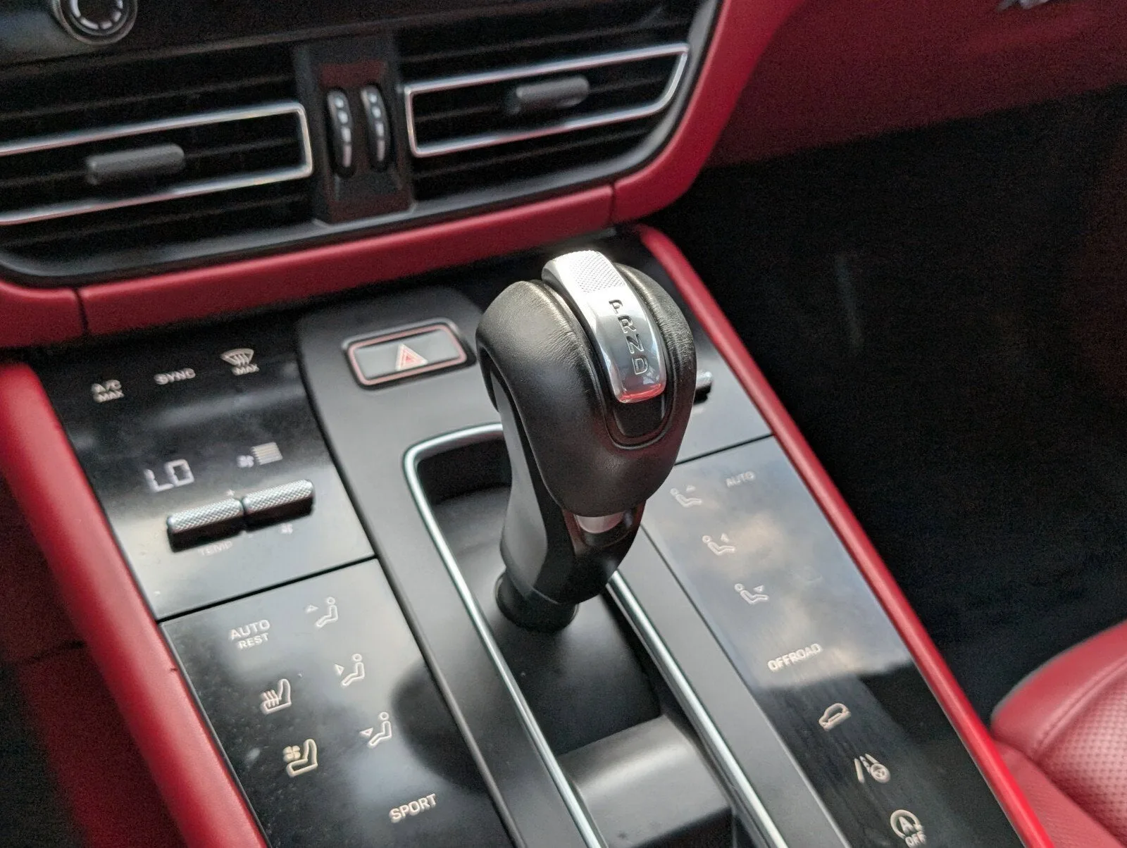 2023 Porsche Macan T photo 21